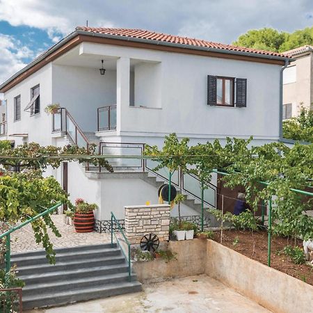 1 Bedroom Cozy Apartment In Πούλα Εξωτερικό φωτογραφία