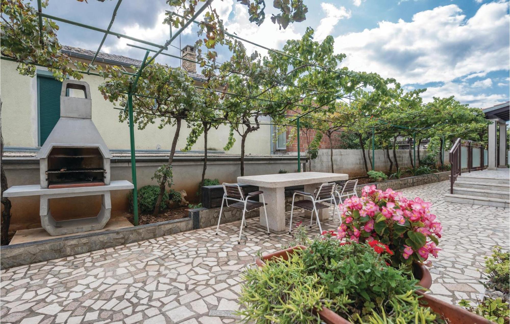 1 Bedroom Cozy Apartment In Πούλα Εξωτερικό φωτογραφία
